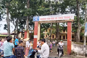 Nhiều phụ huynh ở xã Trung Ý (Nông Cống) không cho con đi học để phản đối việc sáp nhập trường.