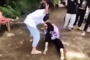 Nữ sinh bị bạn hành hung trước sự chứng kiến của nhiều bạn khác. Ảnh cắt từ Clip.