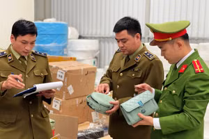 Lực lượng chức năng Thanh Hóa kiểm tra số hàng hóa trên chiếc xe. Ảnh: Công an Thanh Hóa cung cấp.