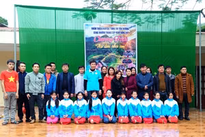 Thầy và trò Trường Tiểu học Mường Chanh (Mường Lát, Thanh Hóa) chụp ảnh lưu niệm với đoàn thiện nguyện.