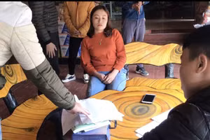 Công an khám xét nơi ở của nữ chủ nợ "tín dụng đen" Hà Thị Dinh. Ảnh: Công an Thanh Hóa cung cấp.