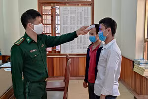 Công dân nhập cảnh qua Cửa khẩu Quốc tế Na Mèo (Quan Sơn, Thanh Hóa) được kiểm tra thân nhiệt, để phòng chống dịch Covid-19.