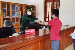Bộ đội Biên phòng Cửa khẩu quốc tế Na Mèo (Quan Sơn, Thanh Hóa) kiểm soát người nhập cảnh.