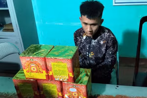 Lê Văn Thành và số tang vật vụ án. Ảnh: Công an Thanh Hóa cung cấp.