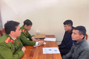 Lý Xuân Thủy và Nguyễn Văn Hợp đang khai báo tại cơ quan Công an. Ảnh: Công an Thanh Hóa cung cấp.