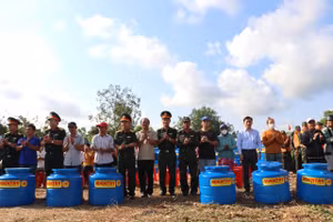 Cán bộ Quân khu 9 trao tặng bồn chứa nước cho người dân. 