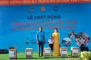 Đại diện Tổ chức UNICEF tại Việt Nam trao tặng bình lọc nước cho Trường Tiểu học Lê Quý Đôn.