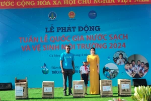 Đại diện Tổ chức UNICEF tại Việt Nam trao tặng bình lọc nước cho Trường Tiểu học Lê Quý Đôn.