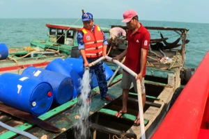 Cán bộ, chiến sĩ Bộ Tư lệnh Vùng Cảnh sát biển 4 hỗ trợ nước cho người dân hòn Chuối 