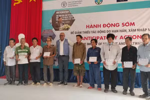 Tổ chức FAO trao tiền hỗ trợ cho người dân xã Khánh An, U Minh.