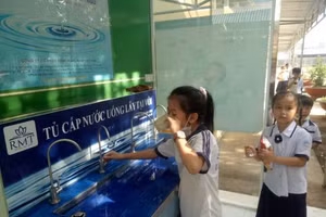 Học sinh Trường tiểu học Lê Quý Đôn (xã Khánh An, U Minh) sử dụng hệ thống nước uống sạch.