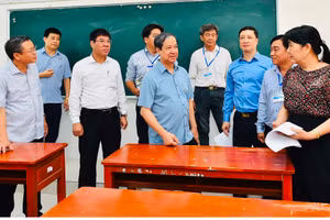 Bộ trưởng Nguyễn Kim Sơn kiểm tra công tác chuẩn bị Kỳ thi tốt nghiệp THPT tại Trường THPT Vị Thanh.