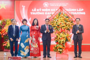 Thứ trưởng Hoàng Minh Sơn tặng hoa chúc mừng nhà trường.