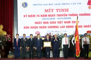 Phó Chủ tịch Quốc hội Uông Chu Lưu trao tặng Huân chương Lao động hạng Nhất cho trường.