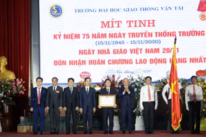 Phó Chủ tịch Quốc hội Uông Chu Lưu trao tặng Huân chương Lao động hạng Nhất cho trường.