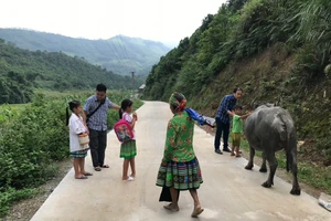 Thầy Hợi (ảnh trái) và thầy Liễu Anh Cường - Hiệu trưởng Trường TH&THCS Hồng Ca trong một lần đi vận động trò trở lại trường