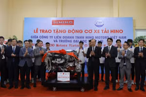 Lãnh đạo Trường Đại học Thủy lợi được và HMV tại lễ trao tặng động cơ xe tải Hino.