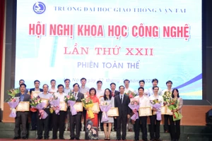 Trao thưởng cho các cá nhân có thành tích trong 2 năm qua