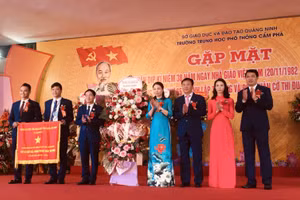 Nhà trường đón nhận Cờ thi đua của Thủ tướng Chính phủ.