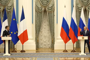 Tổng thống Nga Vladimir Putin, phải và Tổng thống Pháp Emmanuel Macron phát biểu sau cuộc hội đàm của họ ở Moscow 