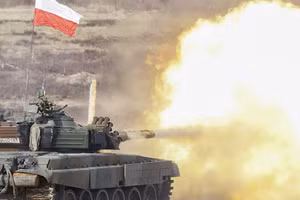 Một xe tăng Ba Lan khai hỏa trong cuộc tập trận Mũi tên pha lê 2022 của NATO 