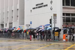 Người Hong Kong xếp hàng bên ngoài một trung tâm xét nghiệm cộng đồng.