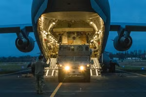 Các thành viên của Quân đoàn dù số 18 của Quân đội Hoa Kỳ đến Wiesbaden, Đức.