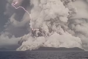 Hình ảnh núi lửa ở Tonga phun trào.
