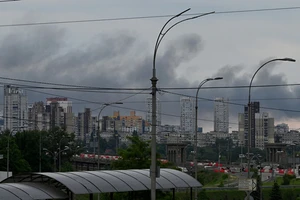 Khói bốc lên ở Kiev, Ukraine, ngày 5/6/2022.