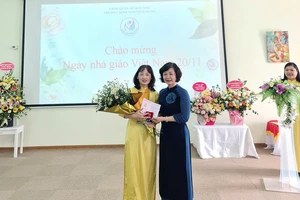 Cô giáo Nguyễn Thị Minh Phượng vinh dự được hiệu trưởng nhà trường trao tặng kỷ niện trương vì sự nghiệp giáo dục với 20 năm công tác.