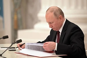 Tổng thống Nga Vladimir Putin đã ký sắc lệnh công nhận các nước Cộng hòa Nhân dân Donetsk (DPR) và Lugansk (LPR).