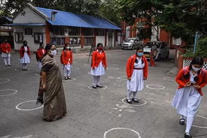 Học sinh giãn cách trước khi vào các lớp học tương ứng ở Kolkata, Ấn Độ.