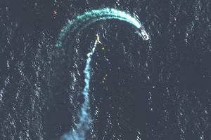 Một chiếc thuyền của Nga được cho là đang di chuyển để tránh tên lửa.