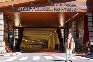 Thủ tướng Ấn Độ Narendra Modi đứng trước Đường hầm Atal. 