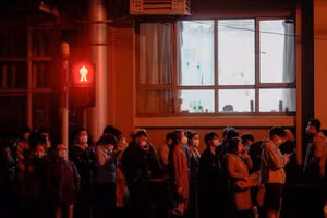 Người dân Thượng Hải xếp hàng xét nghiệm Covid-19.