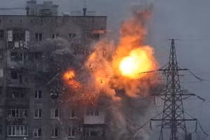 Một vụ nổ trong một tòa nhà chung cư ở thành phố Mariupol của Ukraine. 