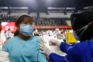 Tiêm vắc xin Covid-19 ở Indonesia.