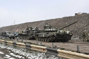 Lực lượng Nga trên đường cao tốc gần Kherson.