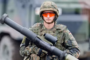 Một người lính cầm súng phóng tên lửa chống tăng Panzerfaust tại khu huấn luyện quân sự Munster ở Lower Saxony, Đức, 14/10/2016.