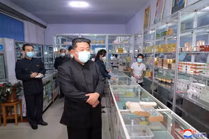 Nhà lãnh đạo Triều Tiên Kim Jong un đến các hiệu thuốc nằm gần sông Taedong ở Bình Nhưỡng để tìm hiểu về việc cung cấp và mua bán thuốc.