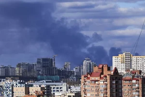 Khói bốc lên ở Kiev, Ukraine, ngày 27 tháng 2 năm 2022. (Pierre Crom/Getty Images).