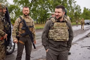 Tổng thống Ukraine Zelensky đến thăm binh sĩ ở Kharkiv