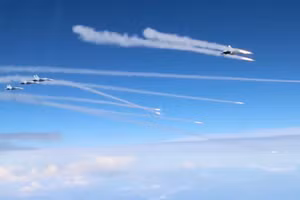 Tiêm kích Nga phóng tên lửa không đối không.