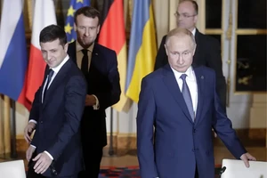 Tổng thống Zelensky (trái), Tổng thống Pháp Emmanuel Macron (phía sau ông Zelensky) và Tổng thống Nga Vladimir Putin ở Paris.