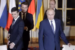 Tổng thống Zelensky (trái), Tổng thống Pháp Emmanuel Macron (phía sau ông Zelensky) và Tổng thống Nga Vladimir Putin ở Paris.