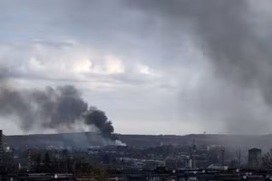 Khói đen bốc lên sau một cuộc không kích ở thành phố Lviv, miền tây Ukraine.