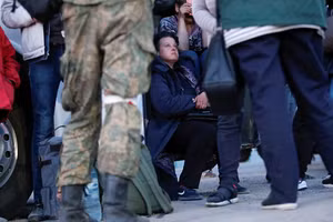 Thường dân sơ tán khỏi Azovstal.