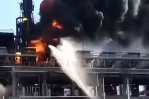 Nhà máy lọc dầu của Nga bị tấn công.