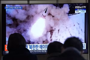 Truyền hình Hàn Quốc đưa tin Triều Tiên phóng tên lửa.