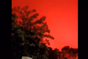 Bầu trời có màu đỏ lạ thường.